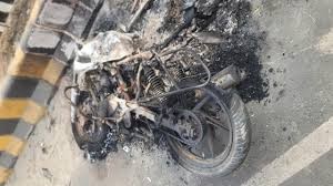 সিদ্ধিরগঞ্জে ছিনতাইয়ের চেষ্টার সময় গণপিটুনিতে তরুণ নিহত, মোটরসাইকেলে আগুন